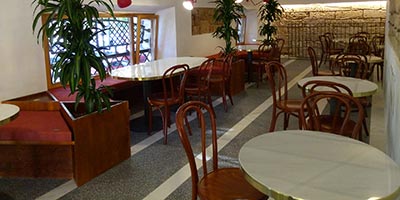 Restaurante con pavimento porcelánico de 60x60 aspecto terrazo