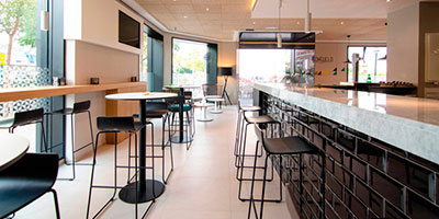 Bar counter with black metro tiles Mugat Negro by VIVES