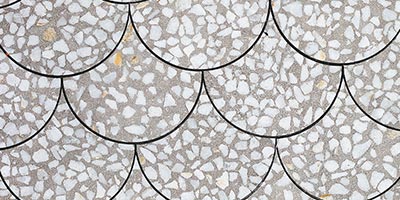 Baldosa cerámica efecto terrazo de color gris de la serie Portofino
